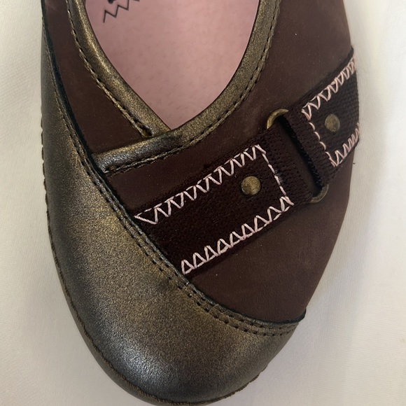 Umi | Size 4 Girls (US) Brown and Pink Heart Flats - Picture 4 of 13
